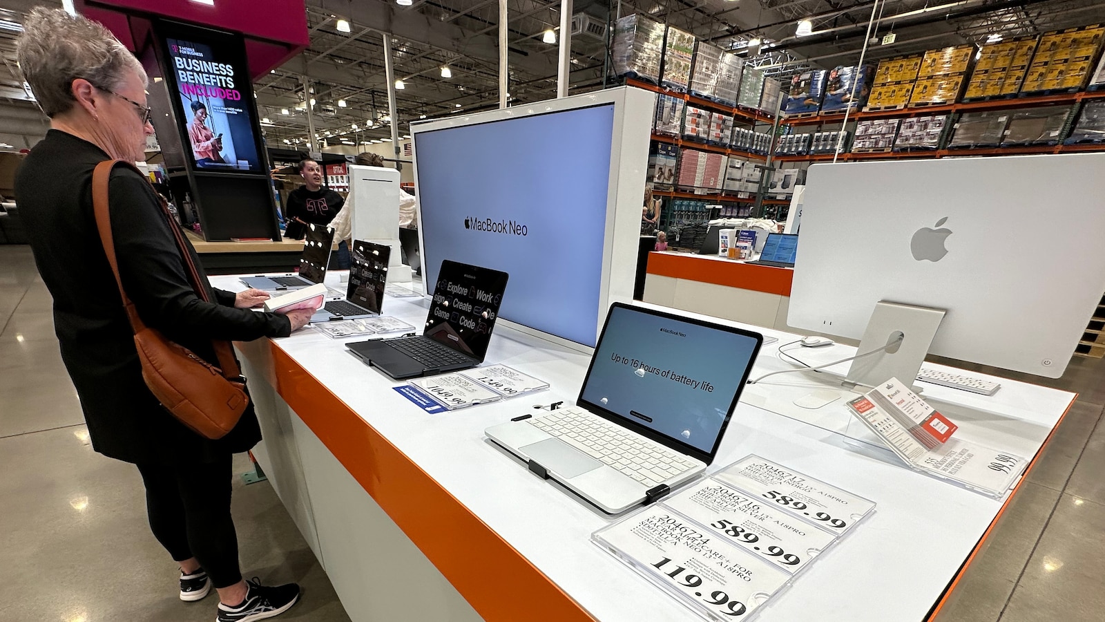 Costco 貨架上嘅 MacBook