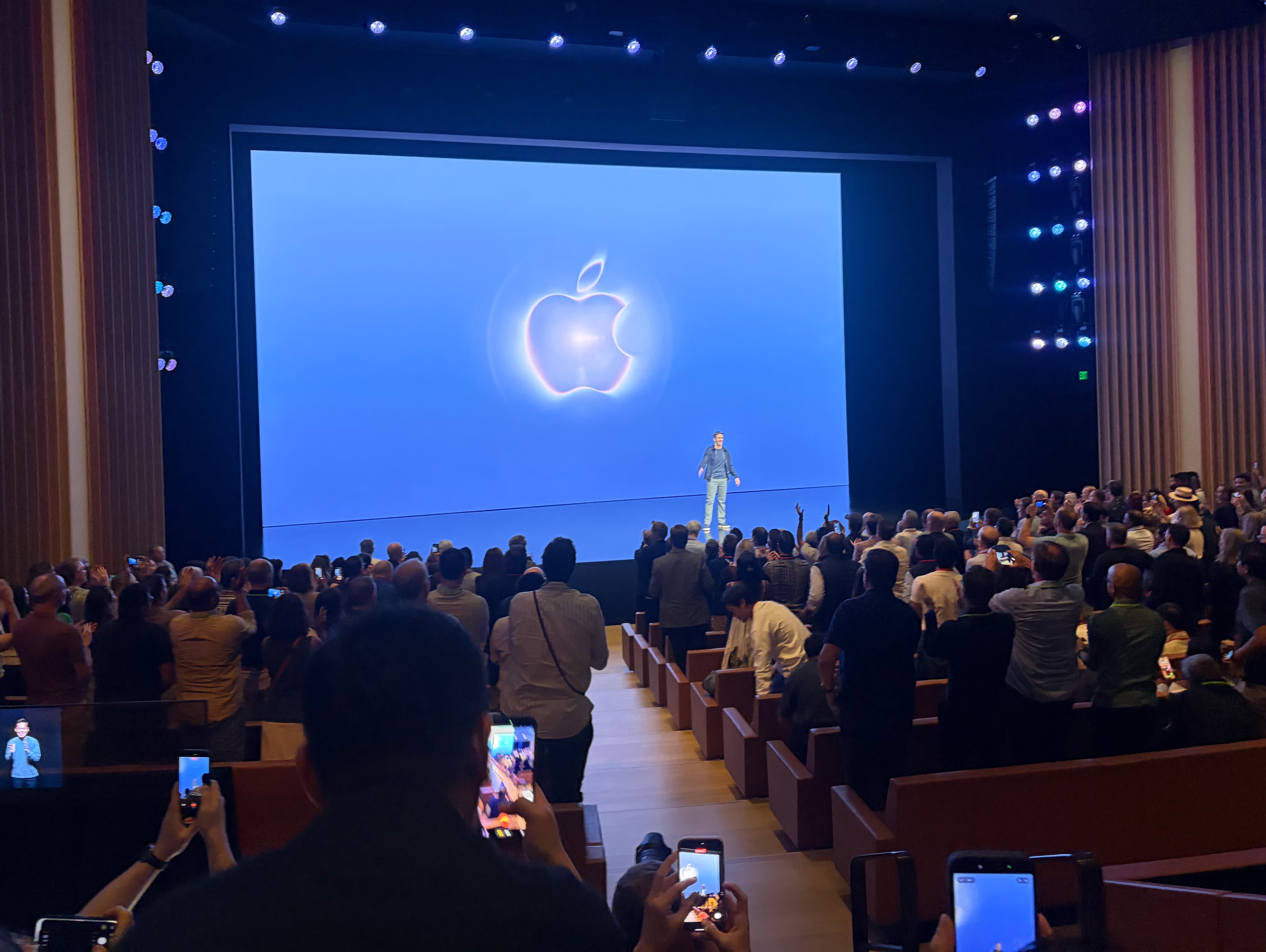 John Ternus 喺 Steve Jobs Theater 台上