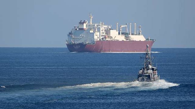 LNG 運輸船喺美軍護航下航行