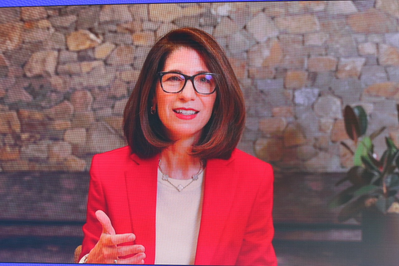 Expedia 行政總裁 Ariane Gorin 喺 Skift Global Forum 發言