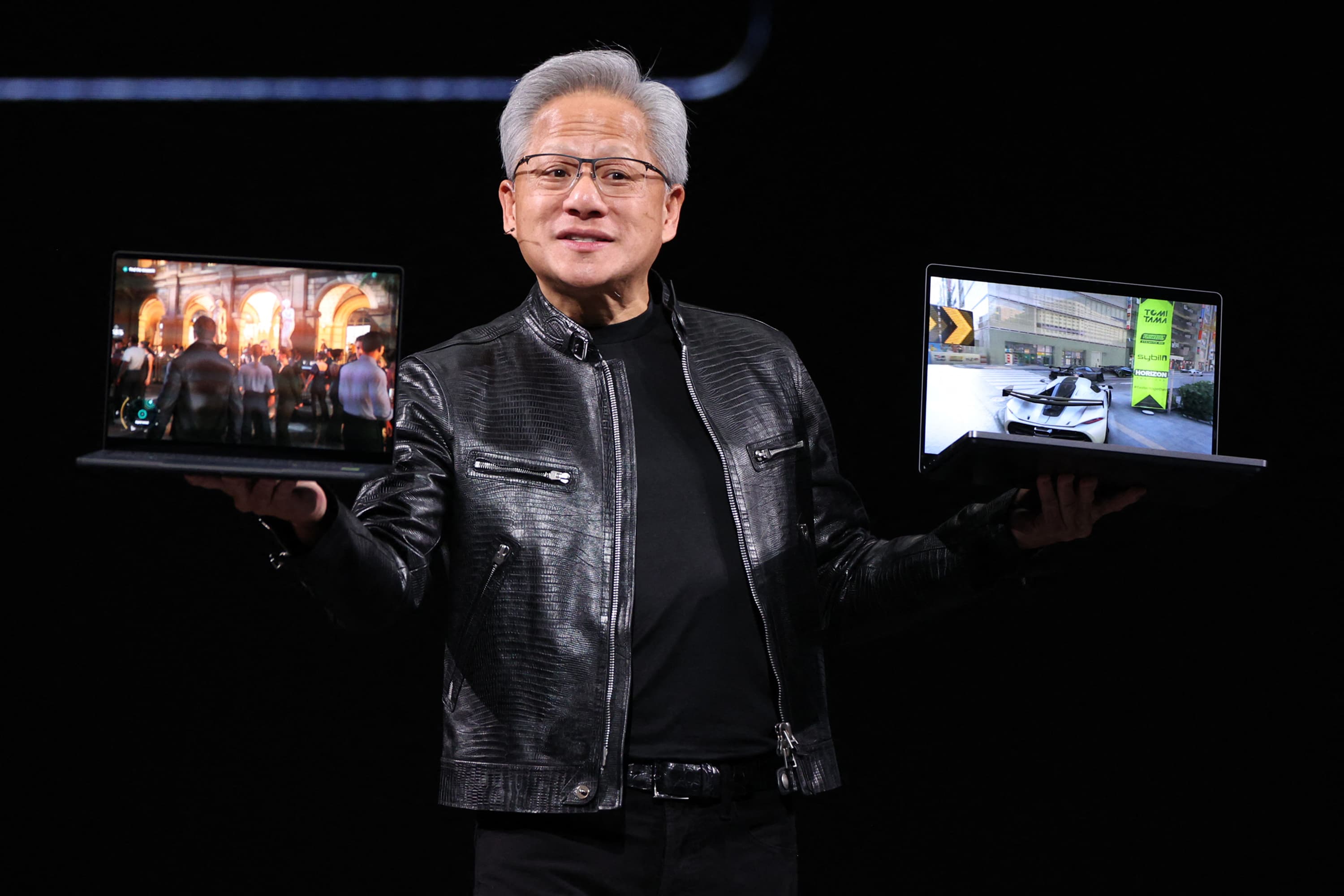 黃仁勳示範兩部 N1X 手提電腦