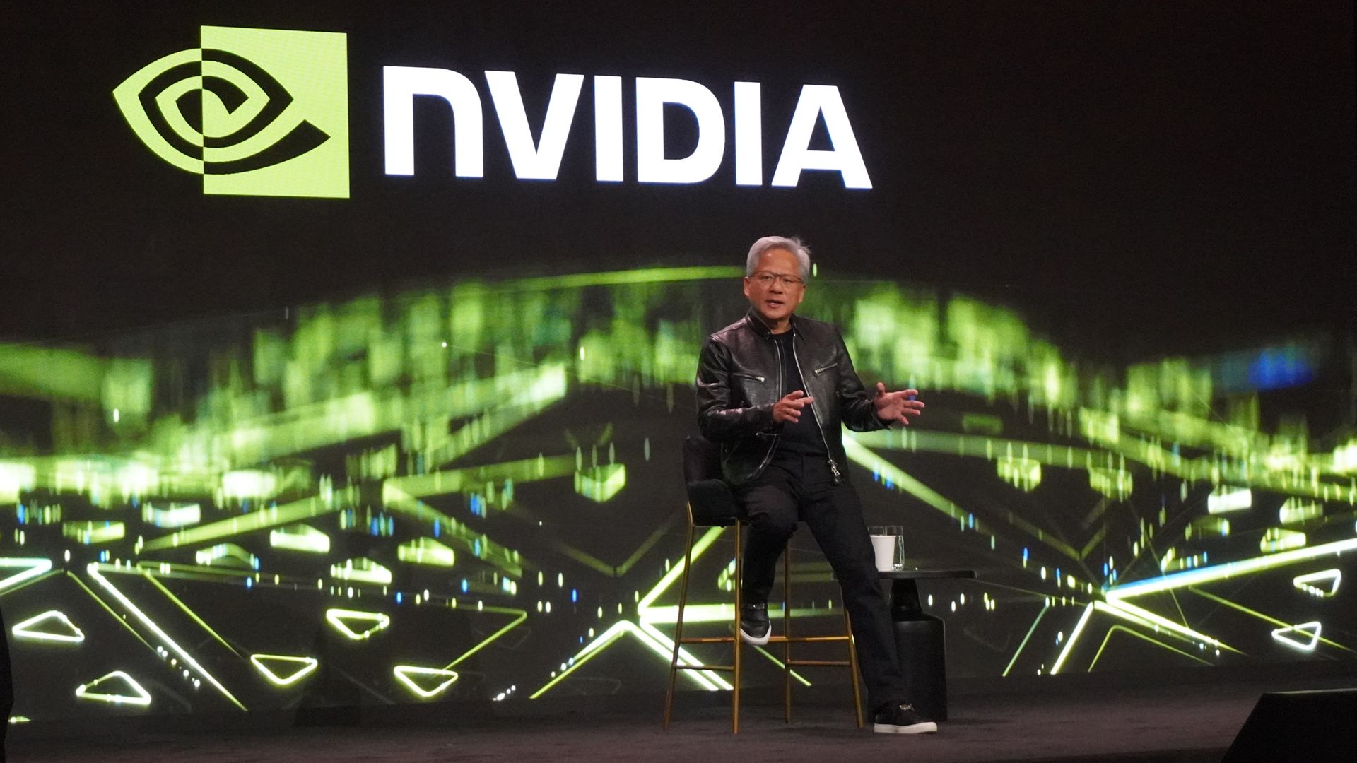 黃仁勳同 Nvidia 標誌